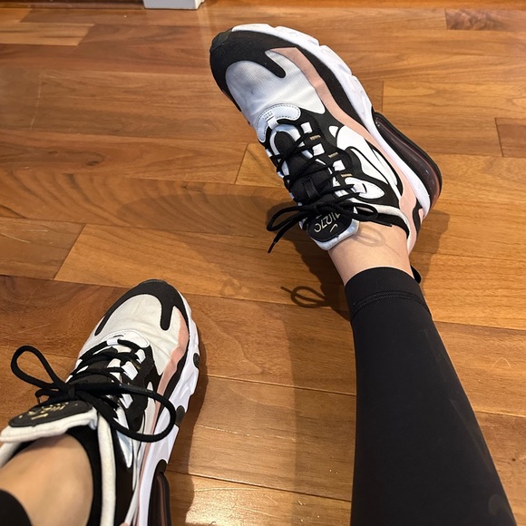 Nike Airmax 270 React Black Pink Bleached Coral - Picture 1 of 10